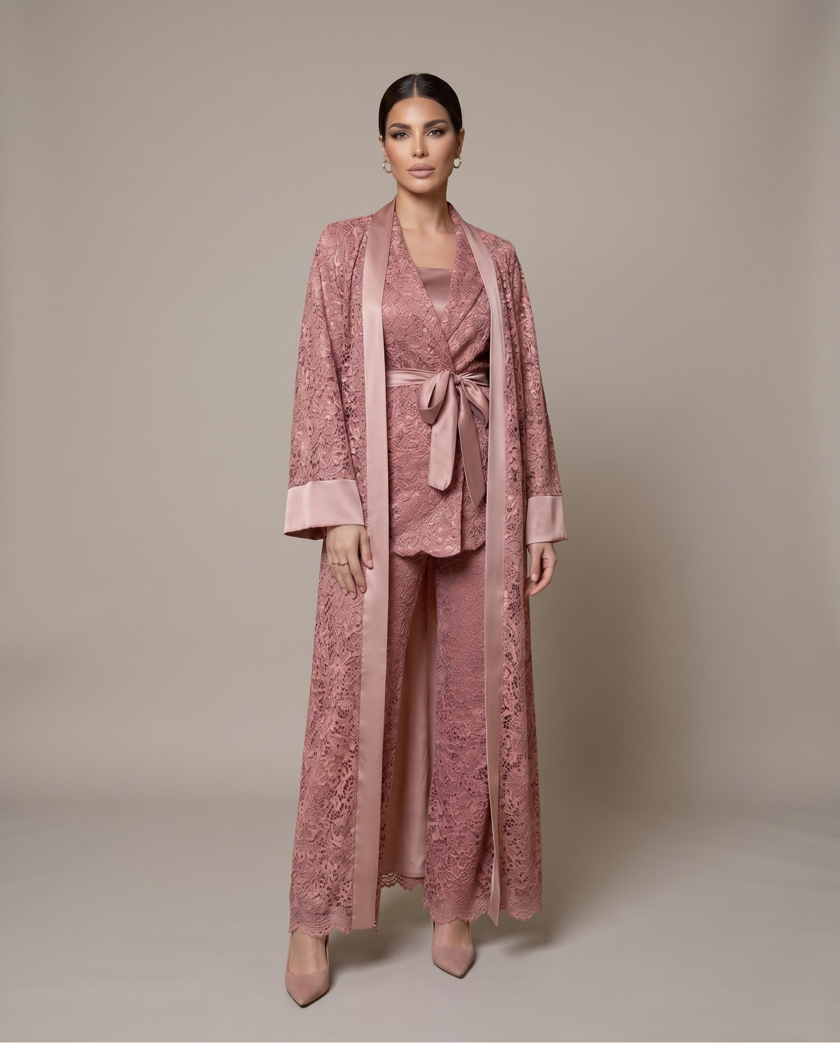 La dusty rose Dantelle Abaya